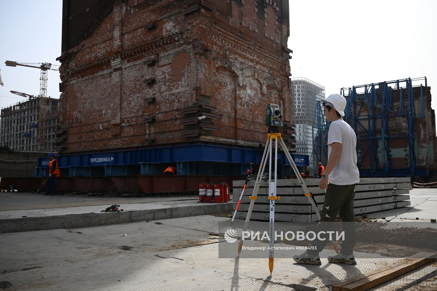Передвижка исторических строений на территории завода "Борец" на северо-востоке Москвы