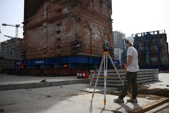 Передвижка исторических строений на территории завода "Борец" на северо-востоке Москвы