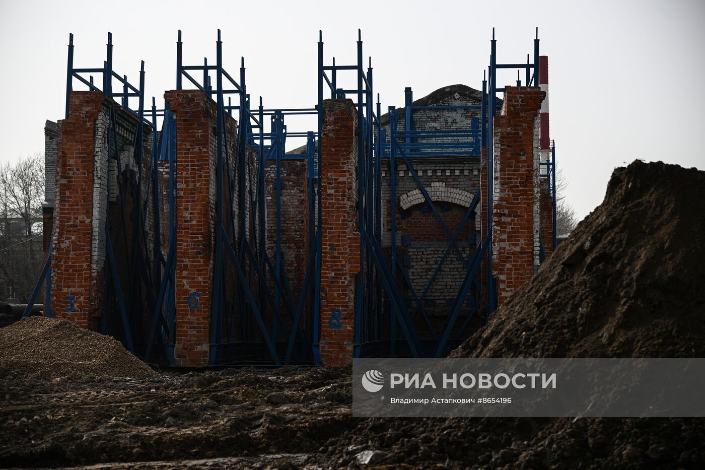 Передвижка исторических строений на территории завода "Борец" на северо-востоке Москвы