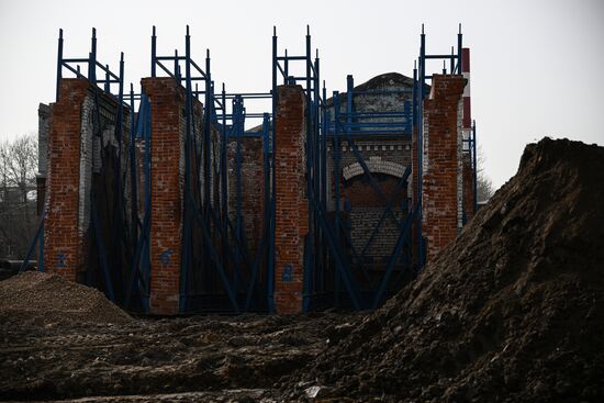 Передвижка исторических строений на территории завода "Борец" на северо-востоке Москвы