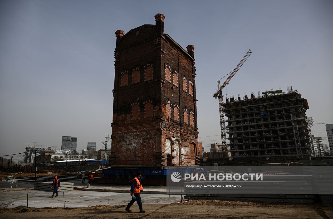 Передвижка исторических строений на территории завода "Борец" на северо-востоке Москвы