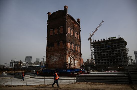 Передвижка исторических строений на территории завода "Борец" на северо-востоке Москвы