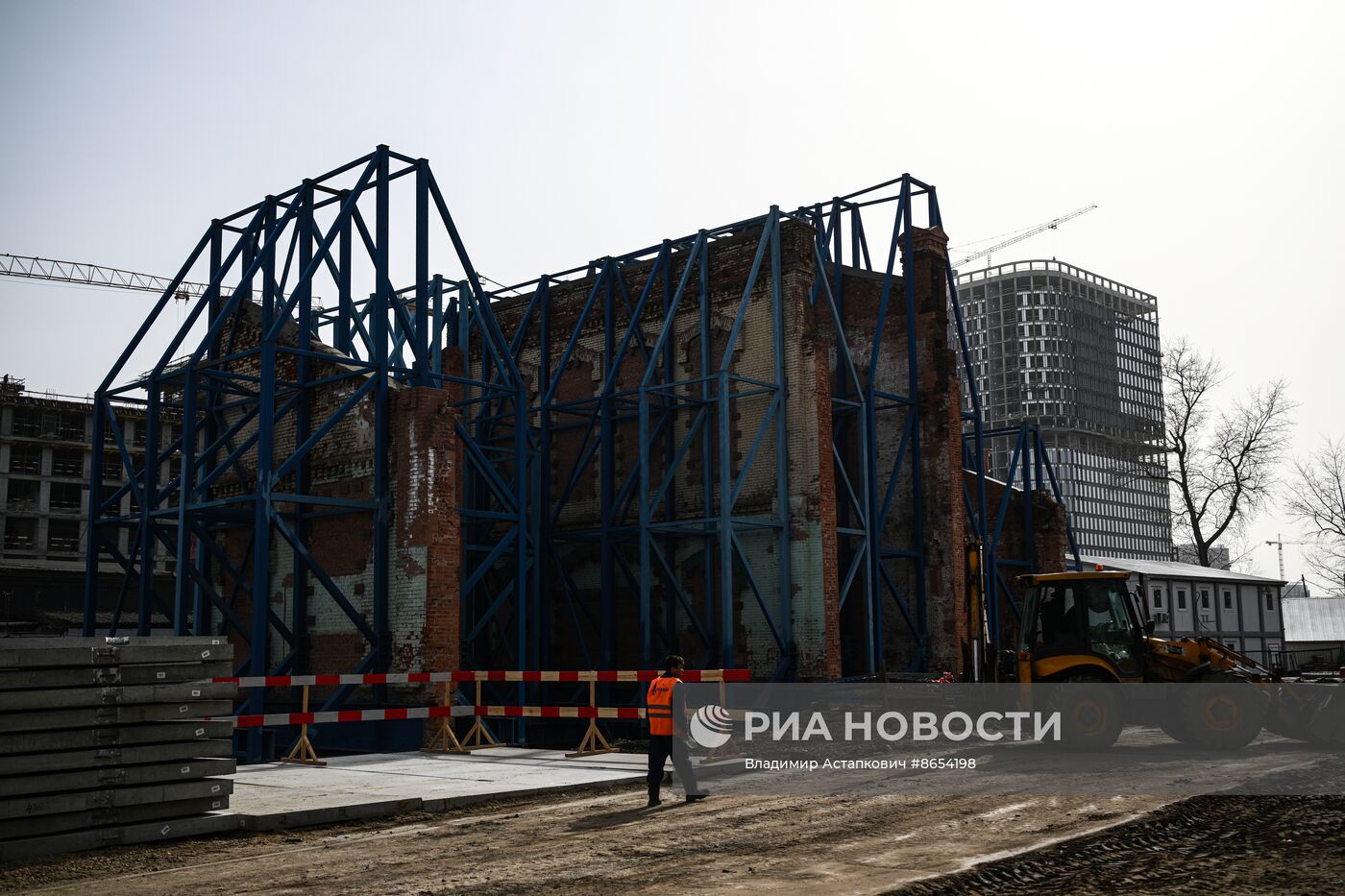 Передвижка исторических строений на территории завода "Борец" на северо-востоке Москвы