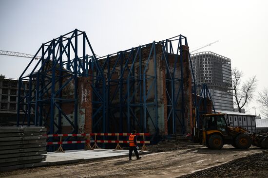 Передвижка исторических строений на территории завода "Борец" на северо-востоке Москвы