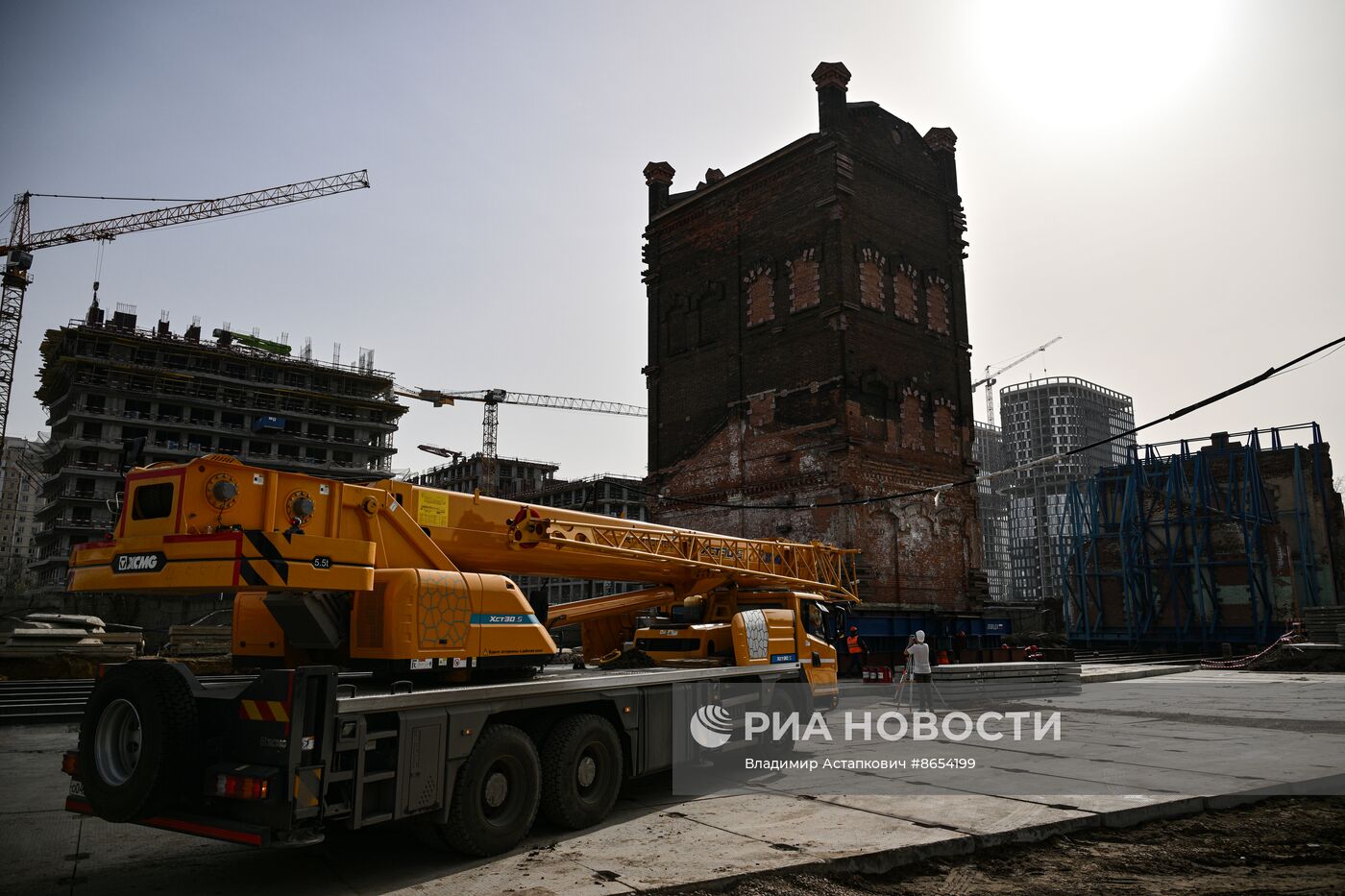 Передвижка исторических строений на территории завода "Борец" на северо-востоке Москвы