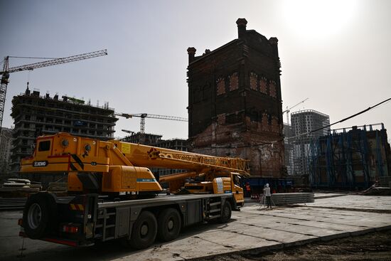 Передвижка исторических строений на территории завода "Борец" на северо-востоке Москвы