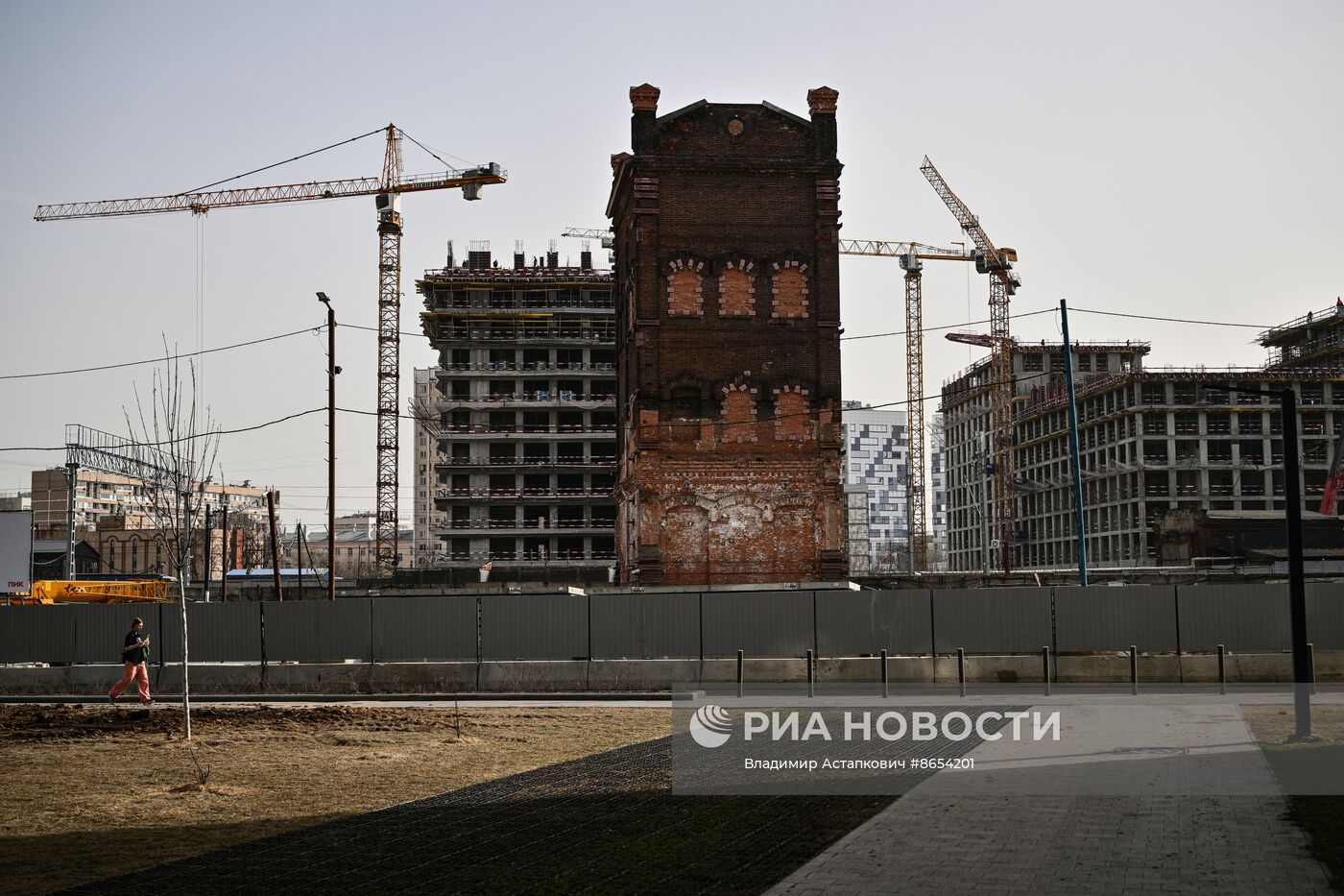 Передвижка исторических строений на территории завода "Борец" на северо-востоке Москвы