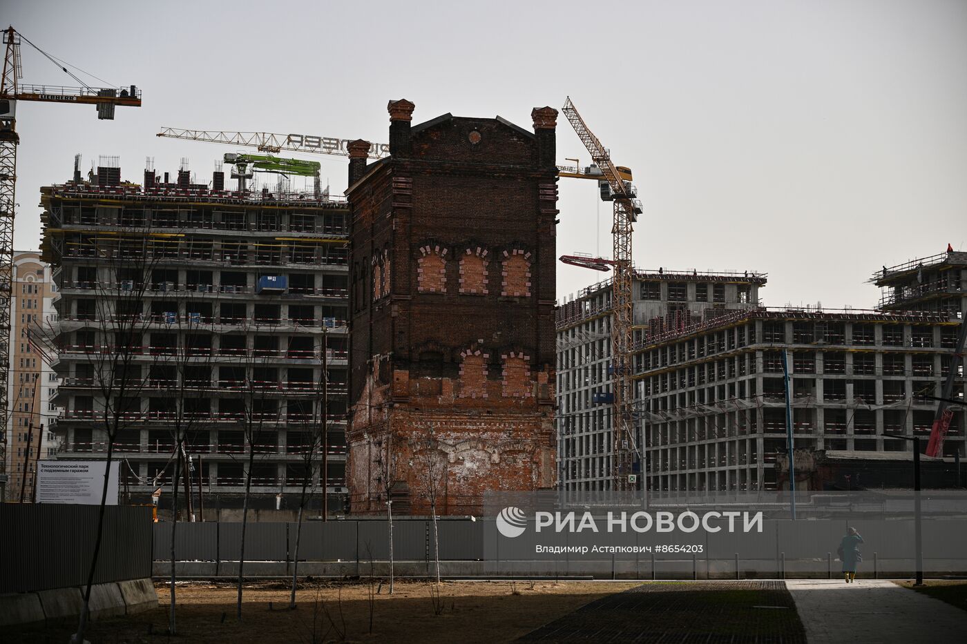 Передвижка исторических строений на территории завода "Борец" на северо-востоке Москвы