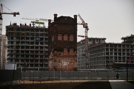 Передвижка исторических строений на территории завода "Борец" на северо-востоке Москвы