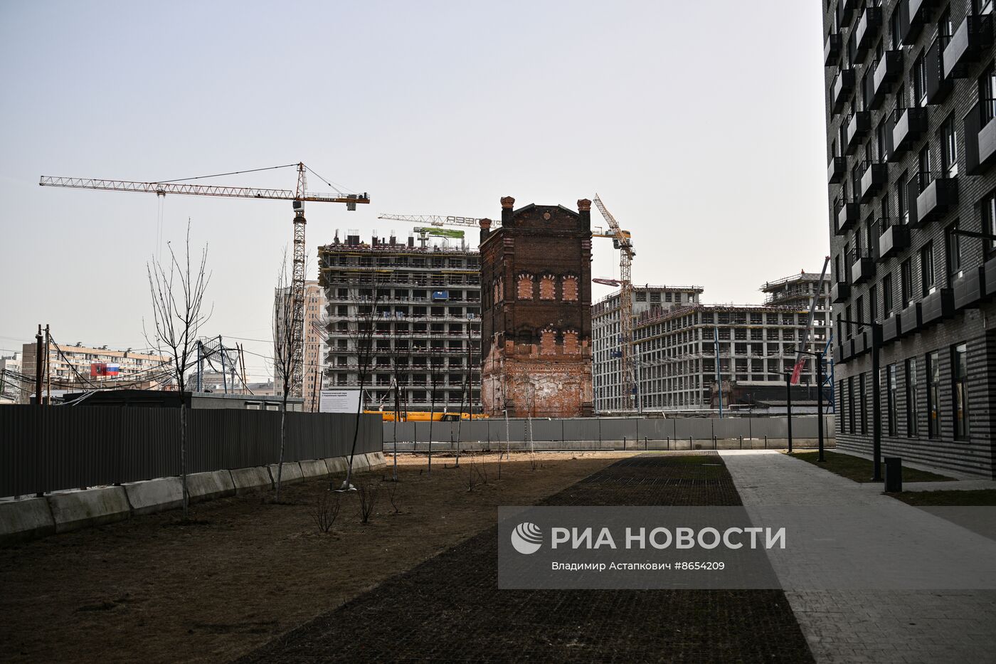 Передвижка исторических строений на территории завода "Борец" на северо-востоке Москвы