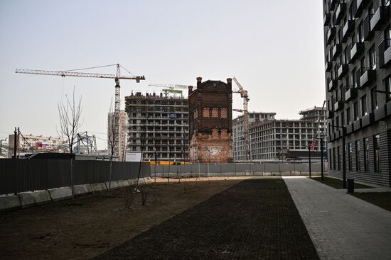 Передвижка исторических строений на территории завода "Борец" на северо-востоке Москвы