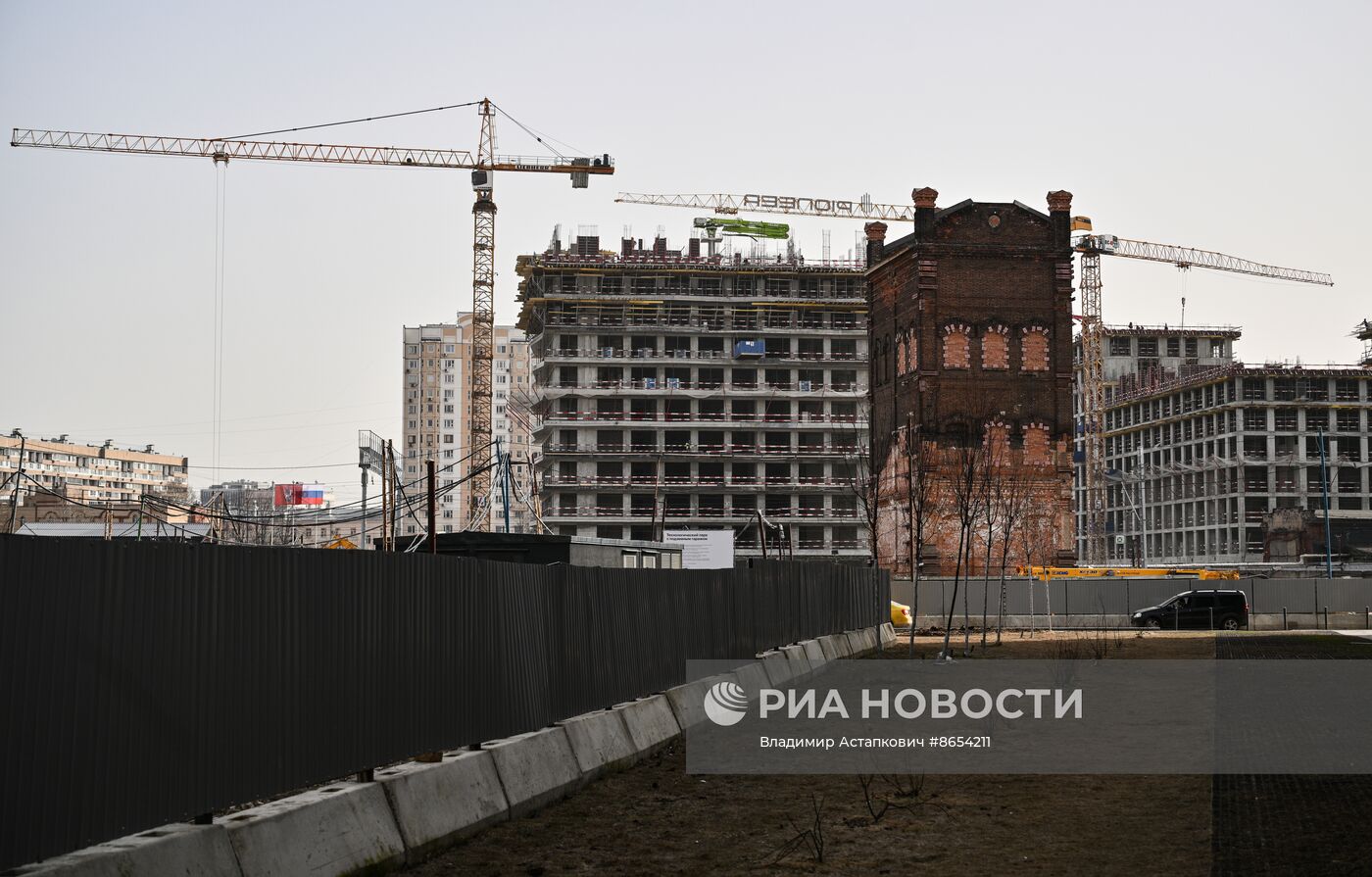 Передвижка исторических строений на территории завода "Борец" на северо-востоке Москвы