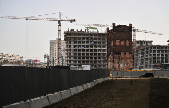 Передвижка исторических строений на территории завода "Борец" на северо-востоке Москвы