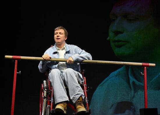 Выставка "Россия". Показ спектакля "Великое путешествие Олега Елисеева за верхний болевой порог" в рамках проекта "Голоса страны"