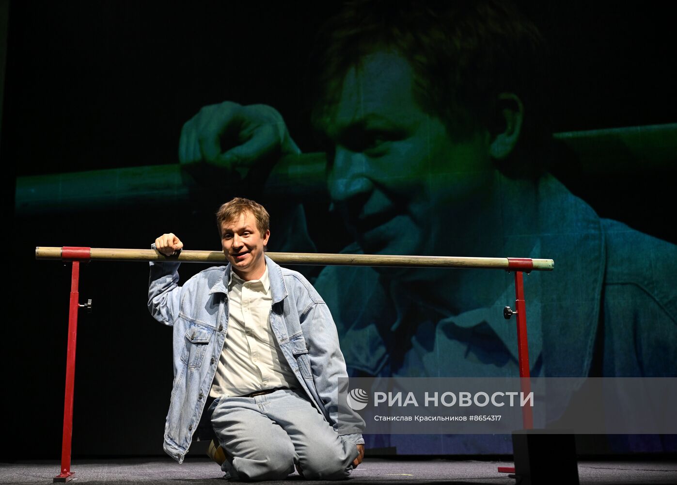 Выставка "Россия". Показ спектакля "Великое путешествие Олега Елисеева за верхний болевой порог" в рамках проекта "Голоса страны"