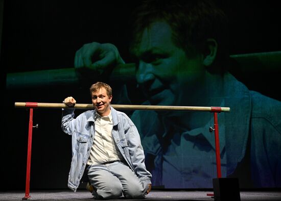 Выставка "Россия". Показ спектакля "Великое путешествие Олега Елисеева за верхний болевой порог" в рамках проекта "Голоса страны"