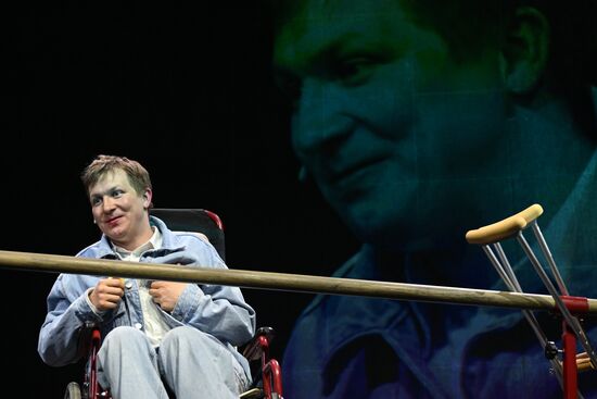 Выставка "Россия". Показ спектакля "Великое путешествие Олега Елисеева за верхний болевой порог" в рамках проекта "Голоса страны"