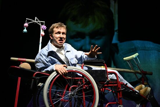 Выставка "Россия". Показ спектакля "Великое путешествие Олега Елисеева за верхний болевой порог" в рамках проекта "Голоса страны"