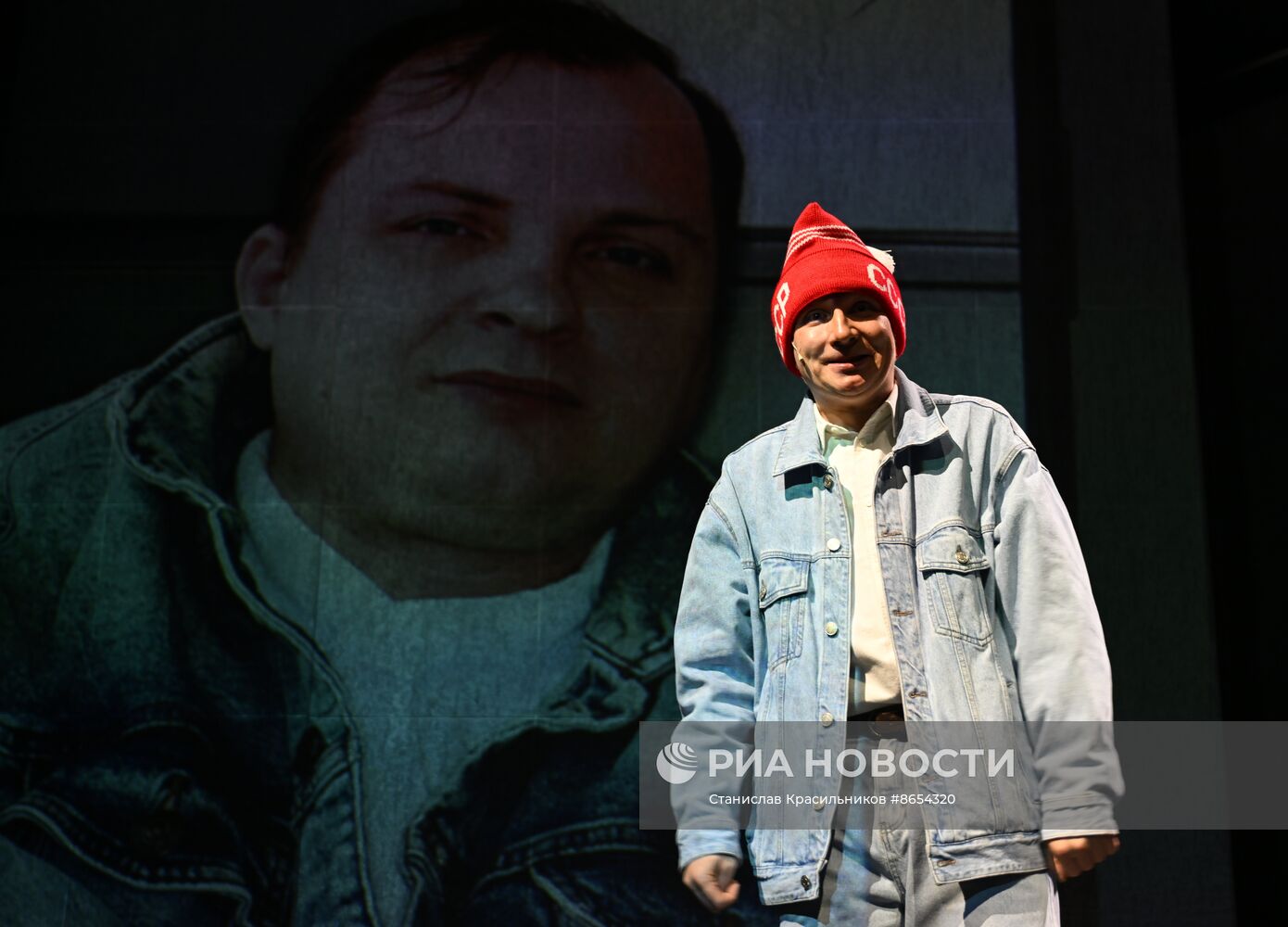 Выставка "Россия". Показ спектакля "Великое путешествие Олега Елисеева за верхний болевой порог" в рамках проекта "Голоса страны"