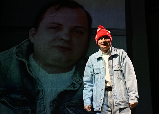 Выставка "Россия". Показ спектакля "Великое путешествие Олега Елисеева за верхний болевой порог" в рамках проекта "Голоса страны"