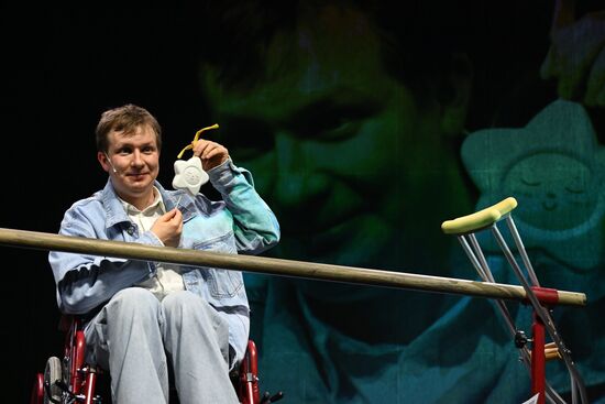 Выставка "Россия". Показ спектакля "Великое путешествие Олега Елисеева за верхний болевой порог" в рамках проекта "Голоса страны"