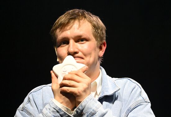 Выставка "Россия". Показ спектакля "Великое путешествие Олега Елисеева за верхний болевой порог" в рамках проекта "Голоса страны"