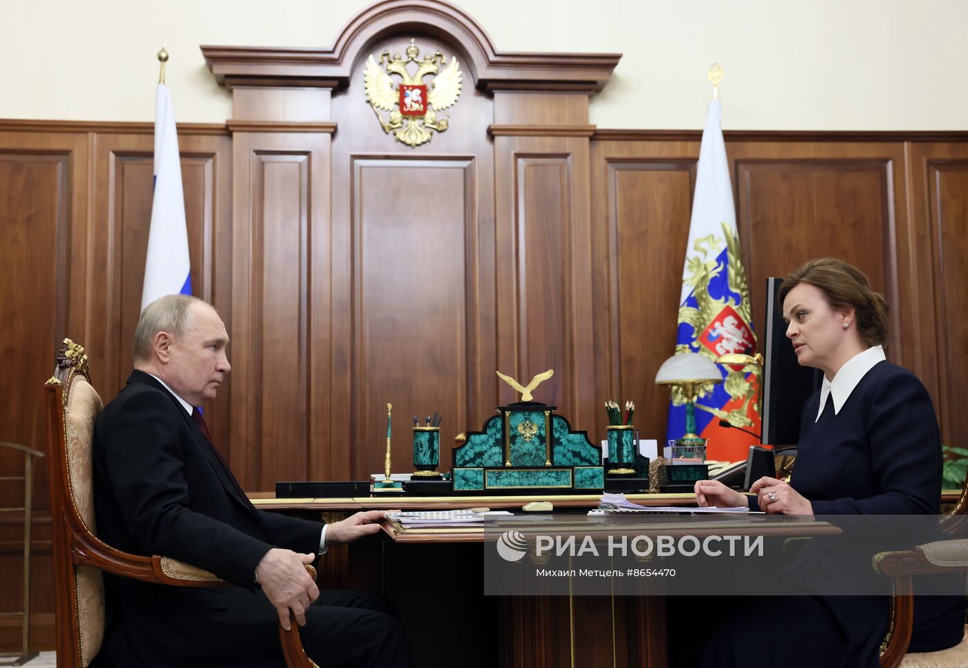 Президент Владимир Путин встретился с руководителем фонда "Защитники Отечества" Анной Цивилёвой