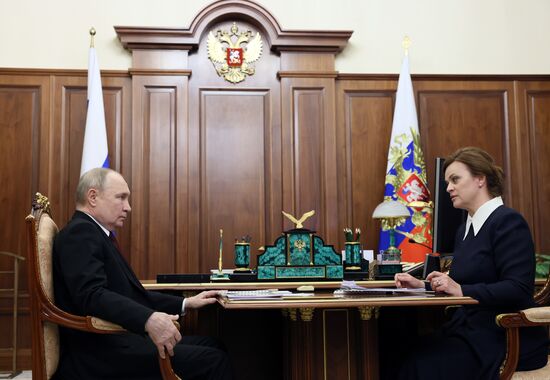 Президент Владимир Путин встретился с руководителем фонда "Защитники Отечества" Анной Цивилёвой
