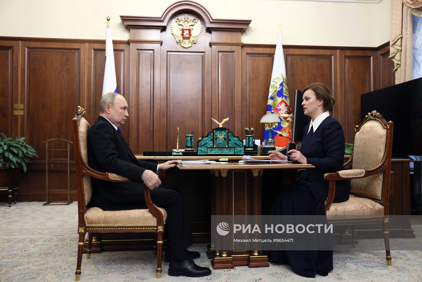 Президент Владимир Путин встретился с руководителем фонда "Защитники Отечества" Анной Цивилёвой