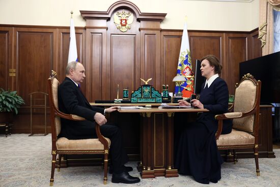 Президент Владимир Путин встретился с руководителем фонда "Защитники Отечества" Анной Цивилёвой