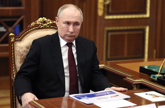 Президент Владимир Путин встретился с руководителем фонда "Защитники Отечества" Анной Цивилёвой