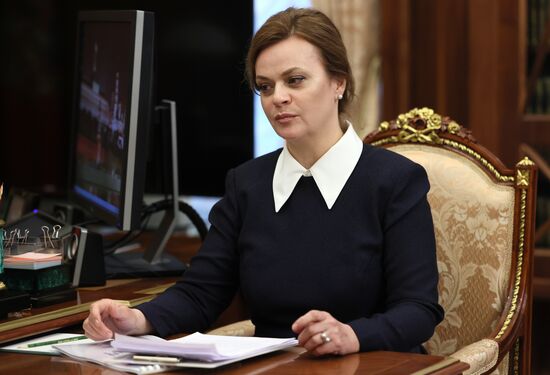 Президент Владимир Путин встретился с руководителем фонда "Защитники Отечества" Анной Цивилёвой