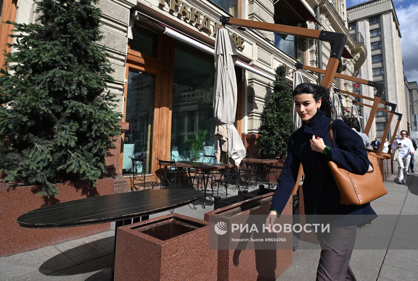 Подготовка летних веранд к открытию в Москве