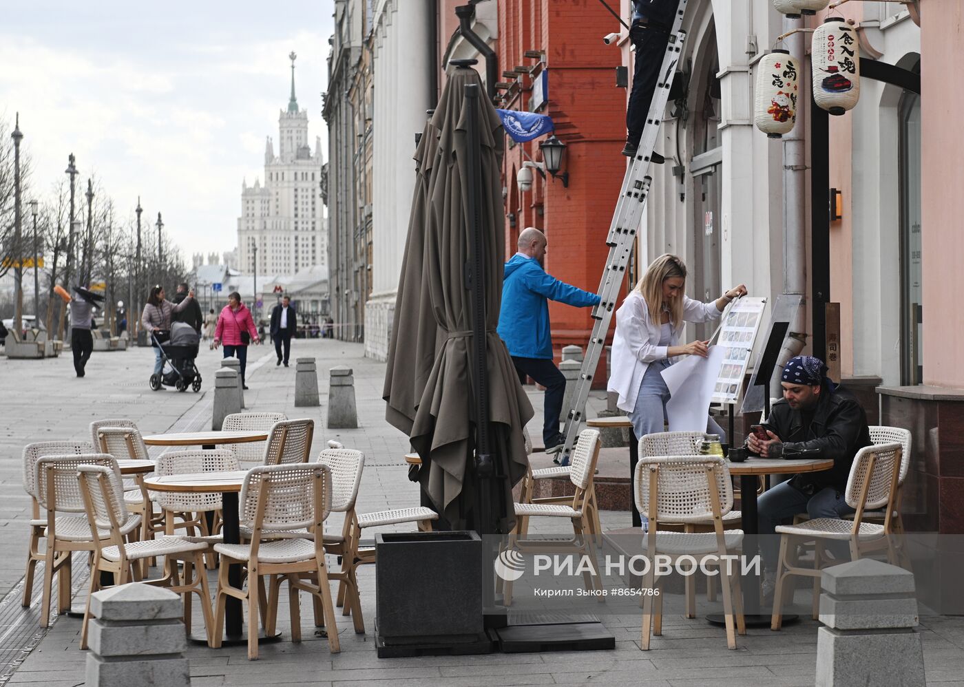 Подготовка летних веранд к открытию в Москве