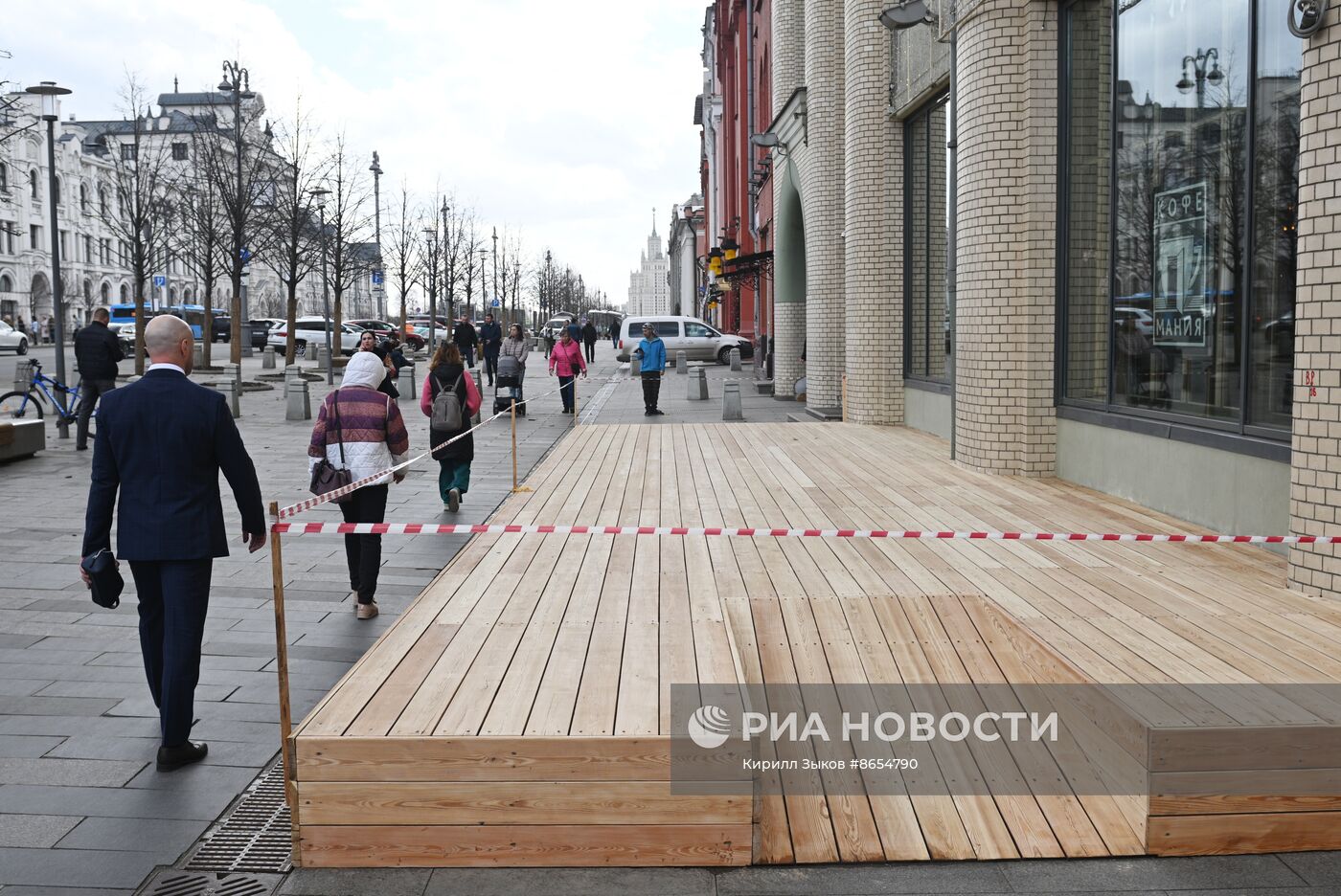 Подготовка летних веранд к открытию в Москве