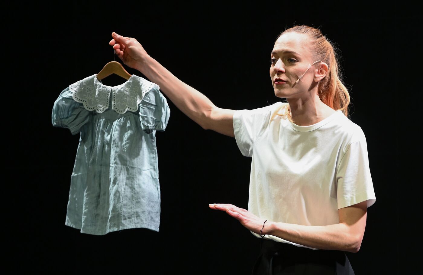 Выставка "Россия". Показ спектакля "История одного несовершенства" в рамках проекта "Голоса страны"