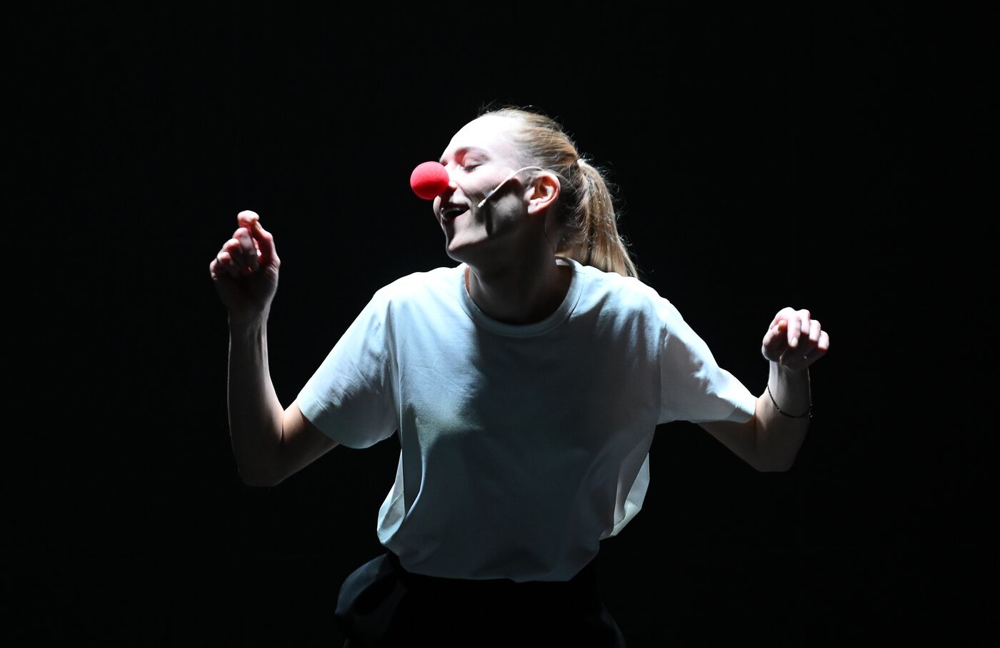 Выставка "Россия". Показ спектакля "История одного несовершенства" в рамках проекта "Голоса страны"