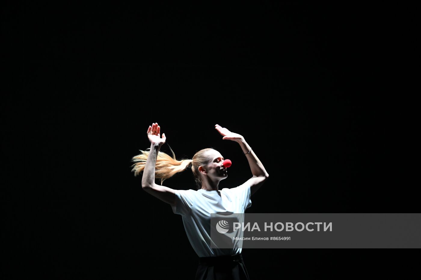 Выставка "Россия". Показ спектакля "История одного несовершенства" в рамках проекта "Голоса страны"