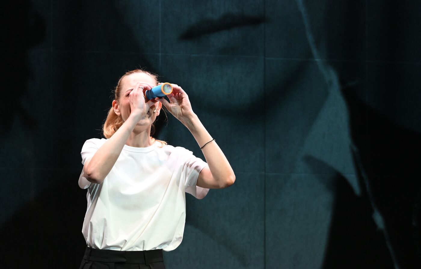 Выставка "Россия". Показ спектакля "История одного несовершенства" в рамках проекта "Голоса страны"