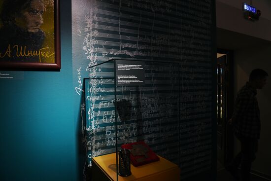 Выставка "Коллажи Альфреда Шнитке"