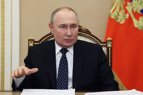 Президент Владимир Путин проводит совещание с членами правительства