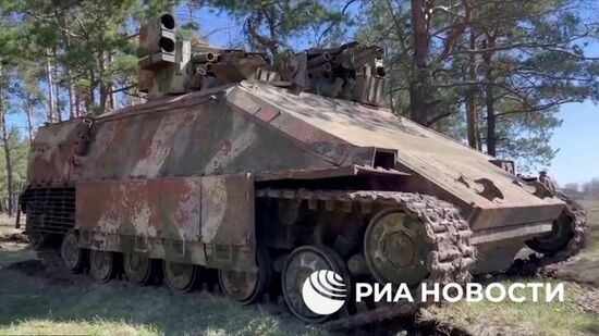 Российские военные демонстрируют найденную бронемашину "Азовец" 