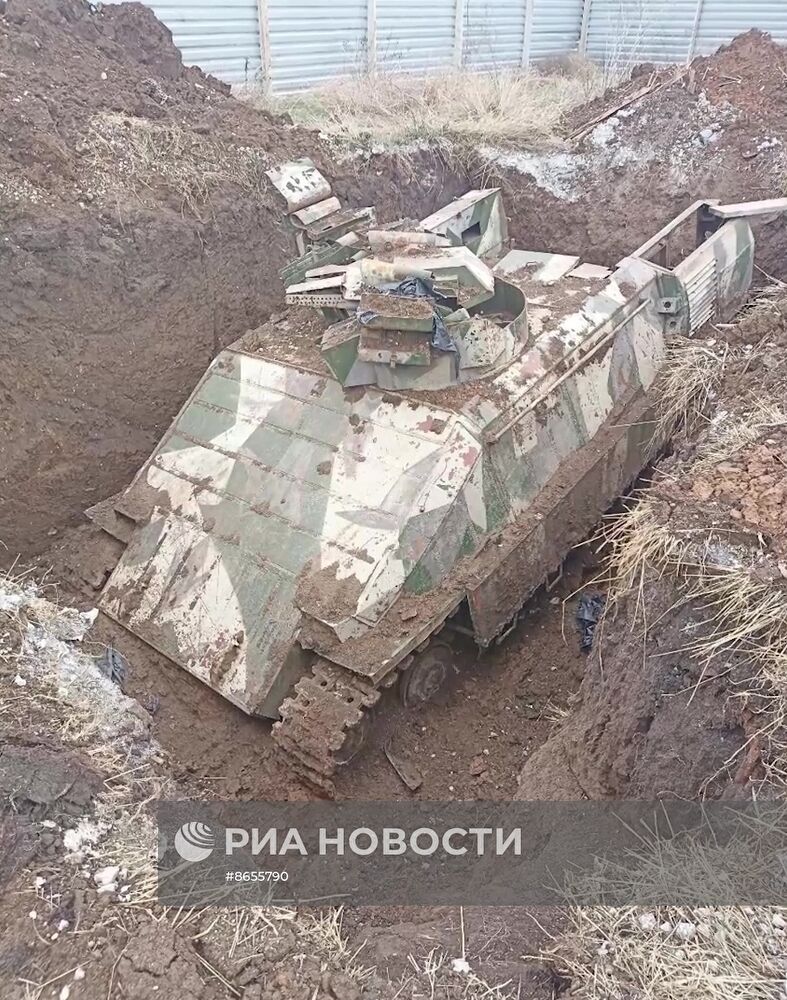 Российские военные показали бронемашину "Азовец"