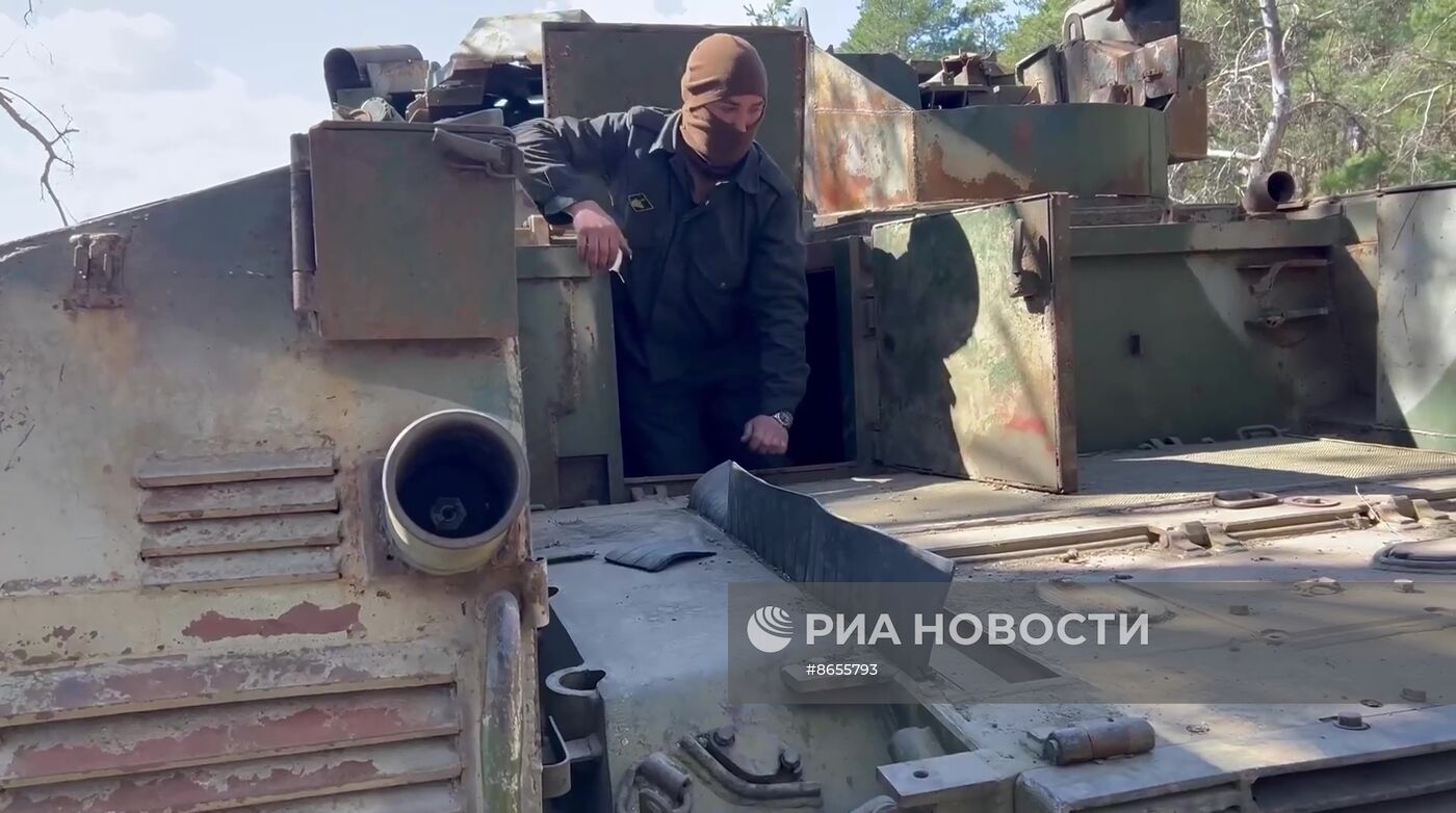 Российские военные показали бронемашину "Азовец"