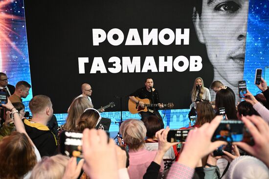 Международная выставка-форум "Россия"
Творческая встреча с Родионом Газмановым, павильон №75
Родион Газманов, певец (в центре) Место: Россия, Москва. Автор: Кирилл Зыков/РИА Новости. Выставка "Россия". Творческая встреча с Родионом Газмановым