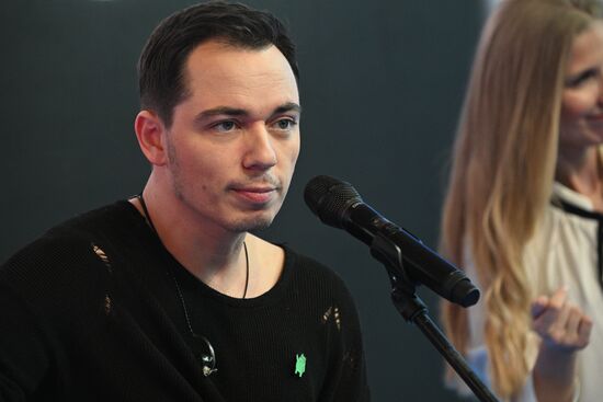 Выставка "Россия". Творческая встреча с Родионом Газмановым