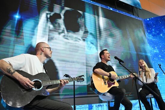 Международная выставка-форум "Россия"
Творческая встреча с Родионом Газмановым, павильон №75
Родион Газманов, певец (в центре) Место: Россия, Москва. Автор: Кирилл Зыков/РИА Новости. Выставка "Россия". Творческая встреча с Родионом Газмановым