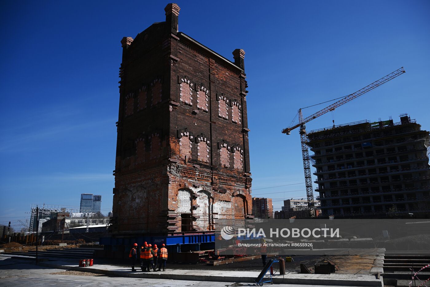 Передвижка исторических строений на территории завода "Борец" на северо-востоке Москвы