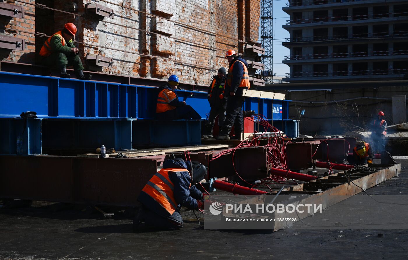 Передвижка исторических строений на территории завода "Борец" на северо-востоке Москвы