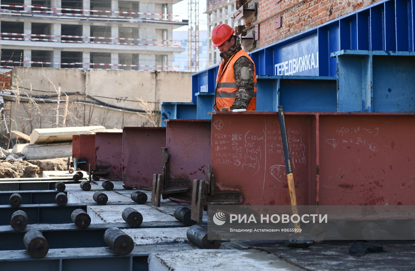Передвижка исторических строений на территории завода "Борец" на северо-востоке Москвы
